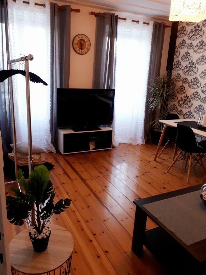 Laval Apartment Mantouki Buitenkant foto
